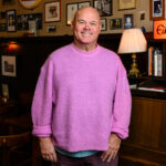 Deze presentator vliegt vandaag even naar de regenboog